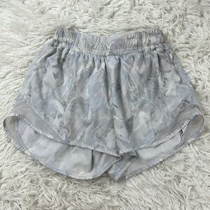 Lululemon Hotty Hot Short II *Long 4" Jasmine White Multi / White